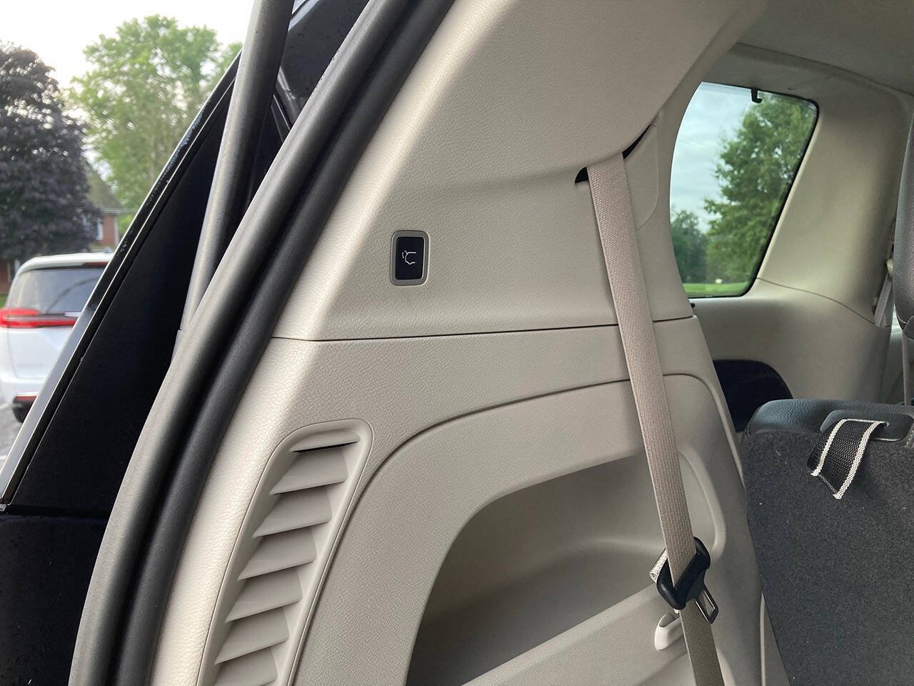 Used 2020 Chrysler Pacifica Touring-L FWD image 16