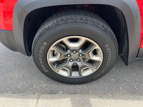 Used 2019 Jeep Cherokee Trailhawk w/ Cold Weather Group AWD/4WD image 13