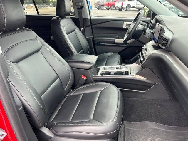 Used 2024 Ford Explorer XLT w/ Equipment Group 202A AWD/4WD image 16