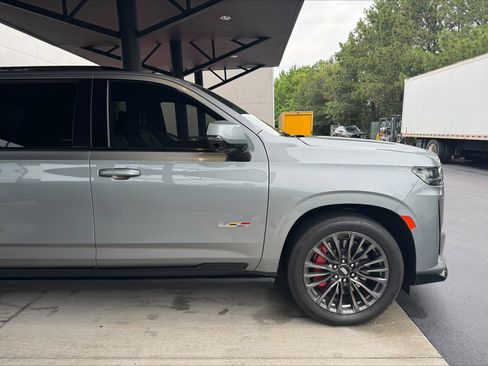 Used 2023 Cadillac Escalade ESV V AWD/4WD image 5