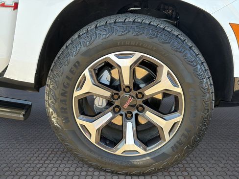 Certified 2025 GMC Yukon AT4 Ultimate AWD/4WD image 10