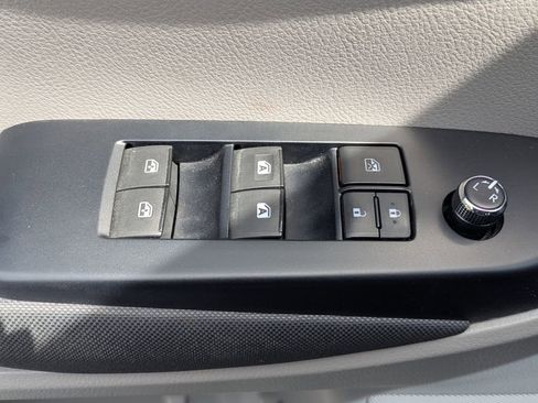 Used 2017 Toyota Highlander LE FWD image 19