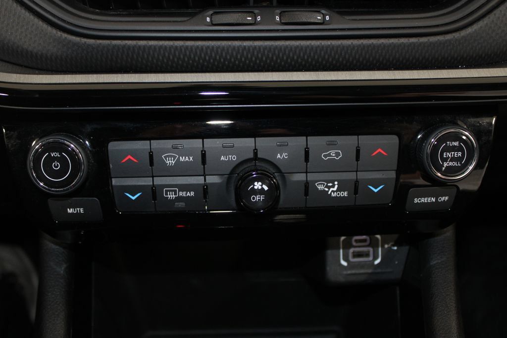 Used 2025 Jeep Compass Trailhawk AWD/4WD image 39