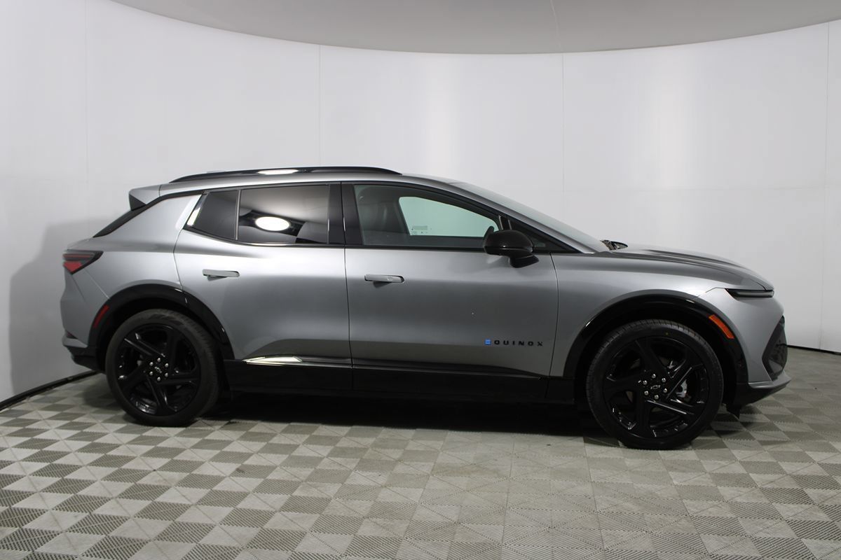 Used 2024 Chevrolet Equinox EV RS FWD image 30