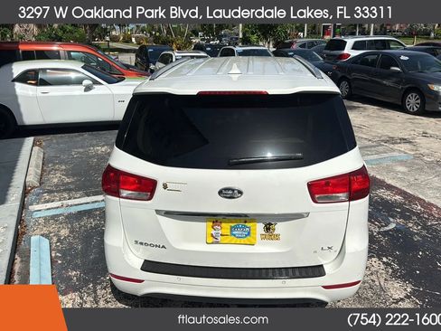 Used 2017 Kia Sedona LX w/ LX Essentials Premium Package FWD image 9