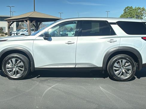 Used 2024 Nissan Pathfinder S image 6