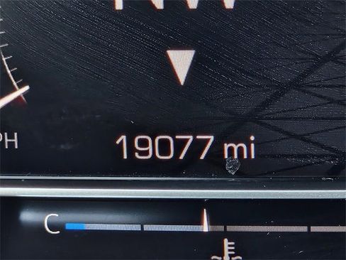 Certified 2025 GMC Sierra 1500 SLT image 29