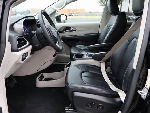 Used 2024 Chrysler Pacifica Touring-L image 29