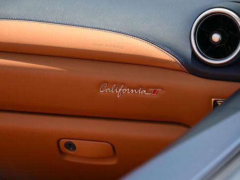 Used 2015 Ferrari California T RWD image 37