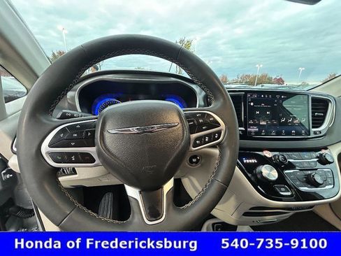 Used 2024 Chrysler Pacifica Touring-L image 19