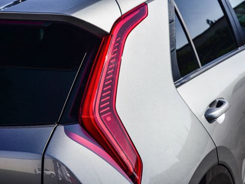 Used 2023 Kia Niro EX Touring image 8