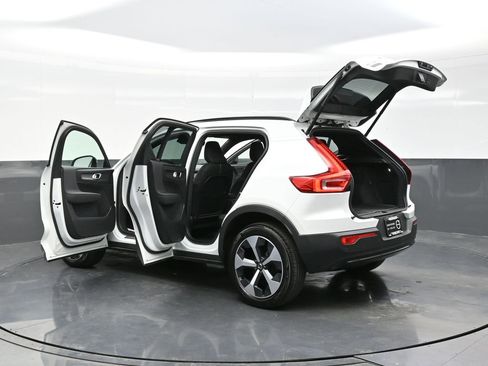 Used 2023 Volvo XC40 B5 Plus w/ Climate Package image 37