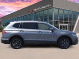 Used 2022 Volkswagen Tiguan SE w/ Panoramic Sunroof Package image 4