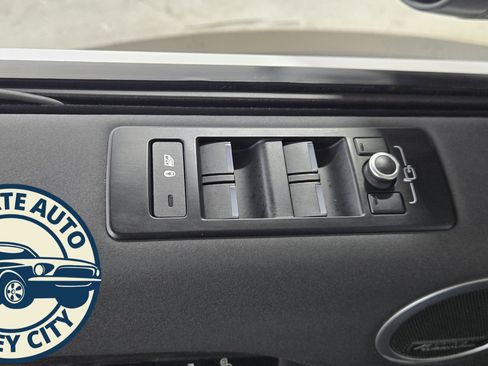 Used 2019 Land Rover Discovery HSE image 23