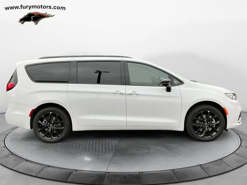 New 2026 Chrysler Pacifica Limited w/ S Appearance Package image 2