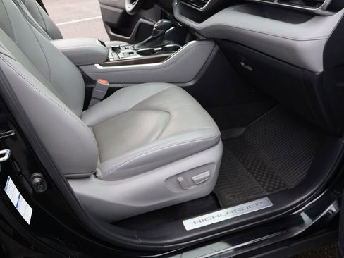 Used 2022 Toyota Highlander Limited image 32
