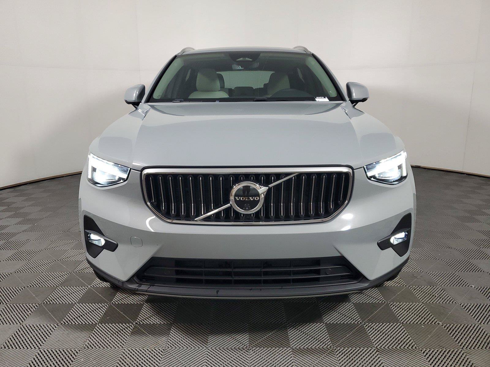 Used 2024 Volvo XC40 B5 Ultimate w/ Protection Package Premier AWD/4WD image 2