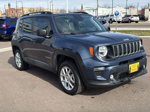 Used 2022 Jeep Renegade Latitude w/ Convenience Group AWD/4WD image 3