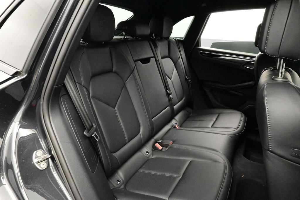 Certified 2025 Porsche Macan AWD/4WD image 16