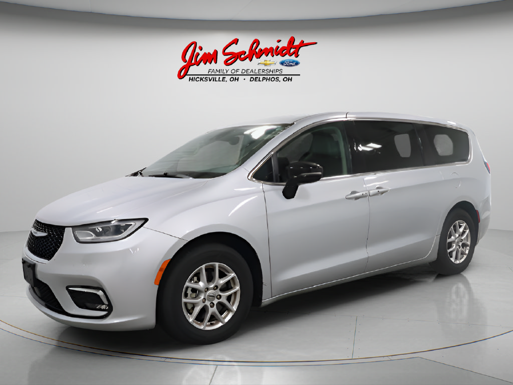 Used 2024 Chrysler Pacifica Touring-L FWD image 1