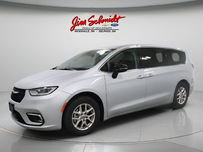Used 2024 Chrysler Pacifica Touring-L