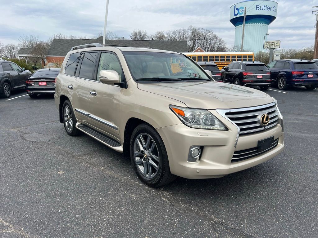 Used 2013 Lexus LX 570 4WD w/ Luxury Pkg image 4