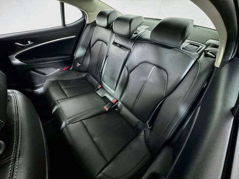 Used 2025 Genesis G70 2.5T image 22