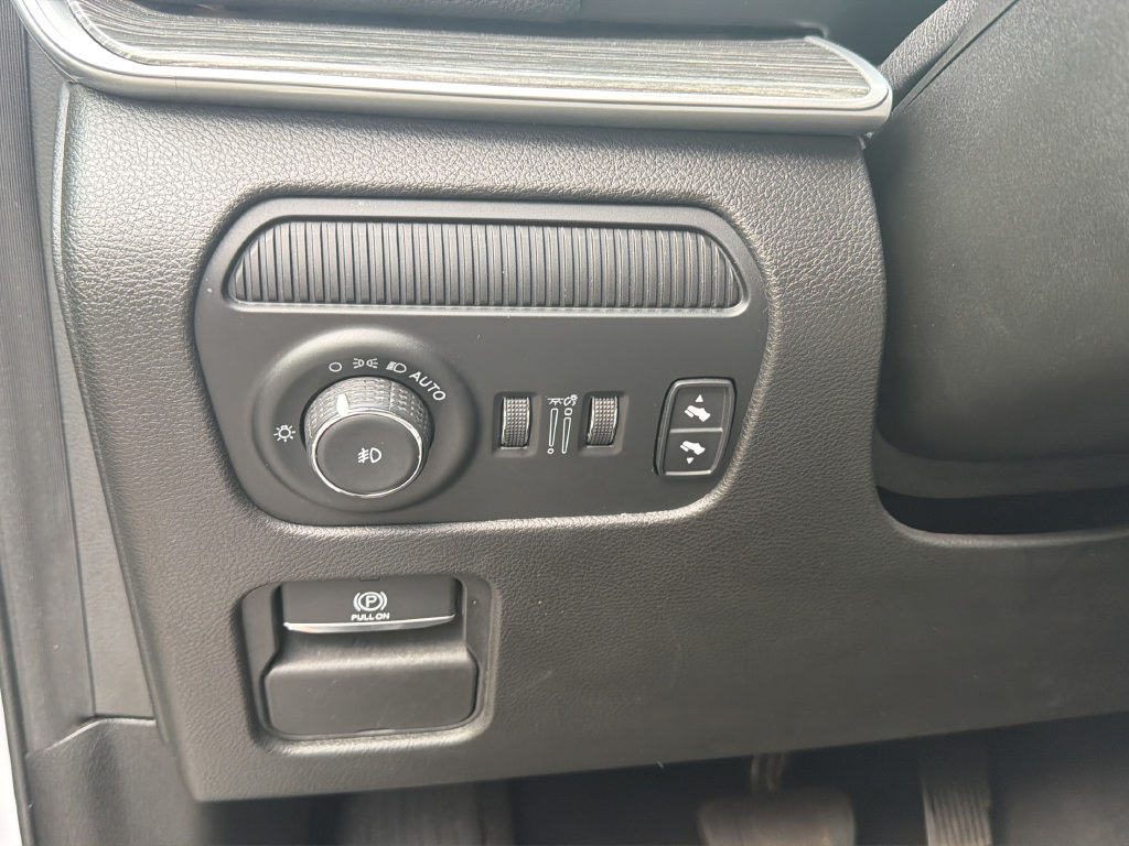 Used 2024 Jeep Wagoneer L Series III AWD/4WD image 32