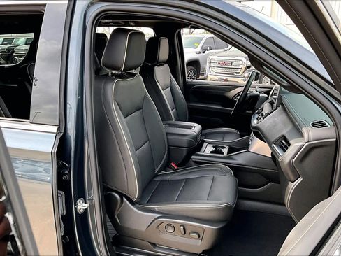 Used 2021 GMC Yukon SLT w/ SLT Premium Package image 9