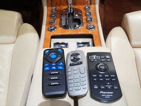 Used 2008 Bentley Azure image 23