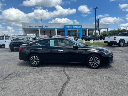 Used 2024 Nissan Altima 2.5 SV FWD image 2