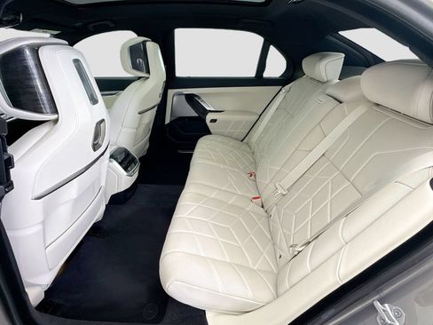 Used 2025 BMW i7 eDrive50 w/ M Sport Package RWD image 20
