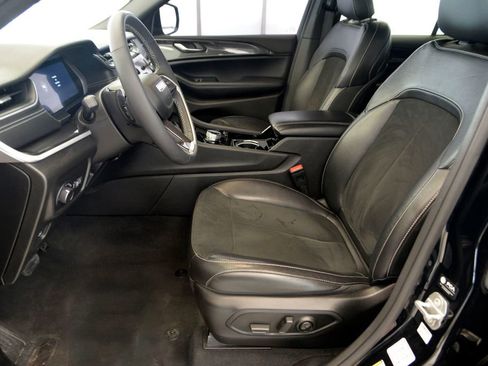 Used 2023 Jeep Grand Cherokee Altitude AWD/4WD image 15