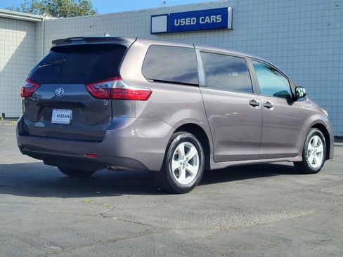 Used 2020 Toyota Sienna L w/ Carpet Mat Package FWD image 2