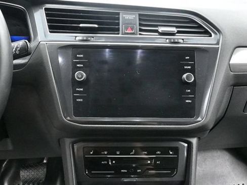 Used 2022 Volkswagen Tiguan SE w/ Panoramic Sunroof Package AWD/4WD image 15