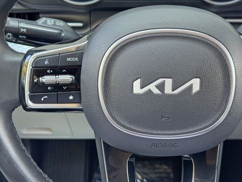 Used 2023 Kia Carnival LX FWD image 19