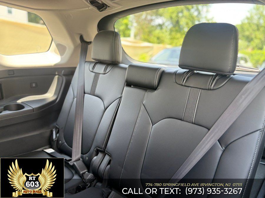 Used 2025 Honda Pilot Touring image 11