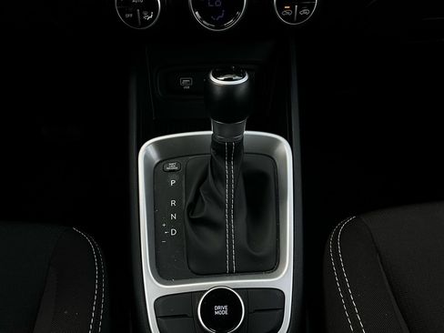 Used 2025 Hyundai Venue SEL image 24