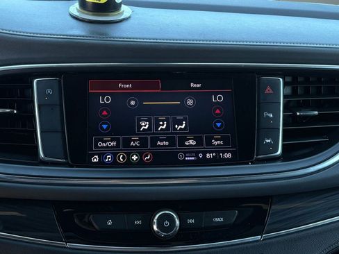 Used 2022 Buick Enclave Essence image 23