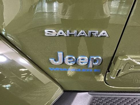 Used 2023 Jeep Wrangler Unlimited Sahara w/ Cold Weather Group AWD/4WD image 9