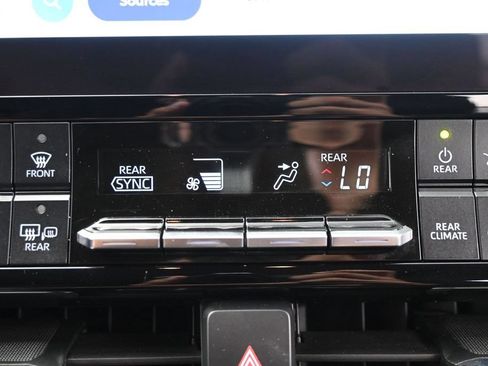 Used 2023 Toyota Highlander L AWD/4WD image 24