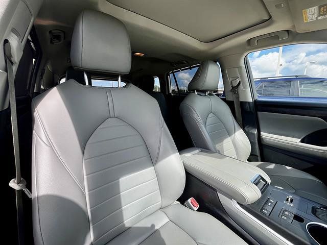 Used 2021 Toyota Highlander XLE FWD image 12