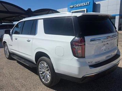 Used 2024 Chevrolet Suburban LT w/ Luxury Package image 7