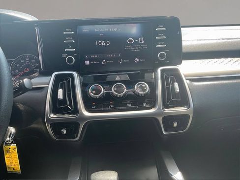 Used 2022 Kia Sorento LX FWD image 9