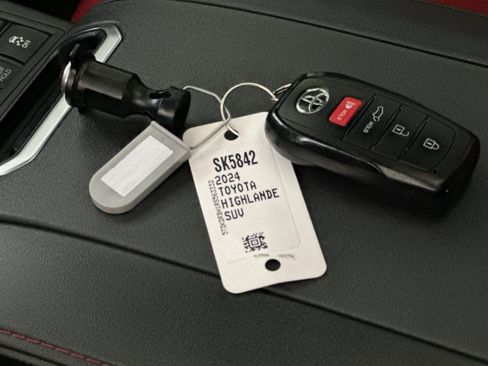 Used 2024 Toyota Highlander XSE AWD/4WD image 33