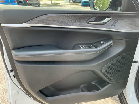 Certified 2023 Jeep Grand Cherokee L Limited AWD/4WD image 12