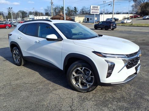 New 2026 Chevrolet Trax LT w/ Driver Confidence Package image 2