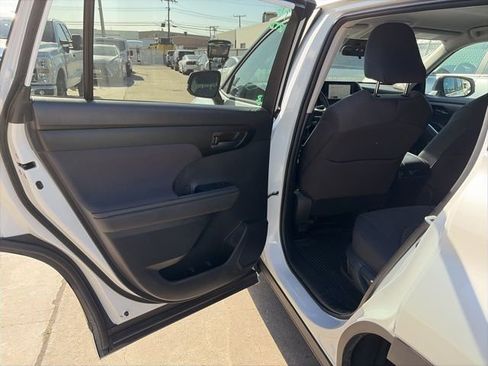Used 2024 Toyota Highlander XLE image 6