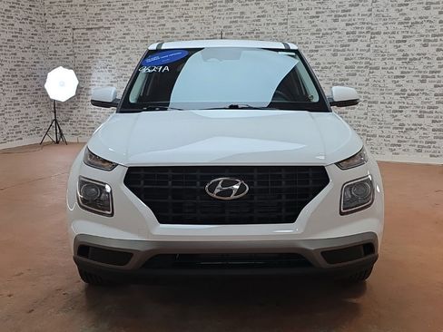 Certified 2025 Hyundai Venue SE image 2
