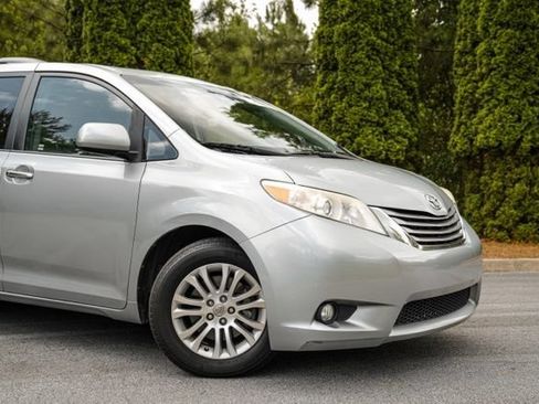 Used 2015 Toyota Sienna XLE w/ XLE Navigation Package FWD image 7